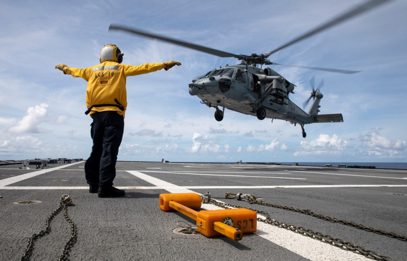 「MH-60S騎士鷹」直升機在艦上人員指揮下在「杜爾沙號(LCS-16)」著艦降落。   圖：翻攝U.S. Pacific Fleet臉書