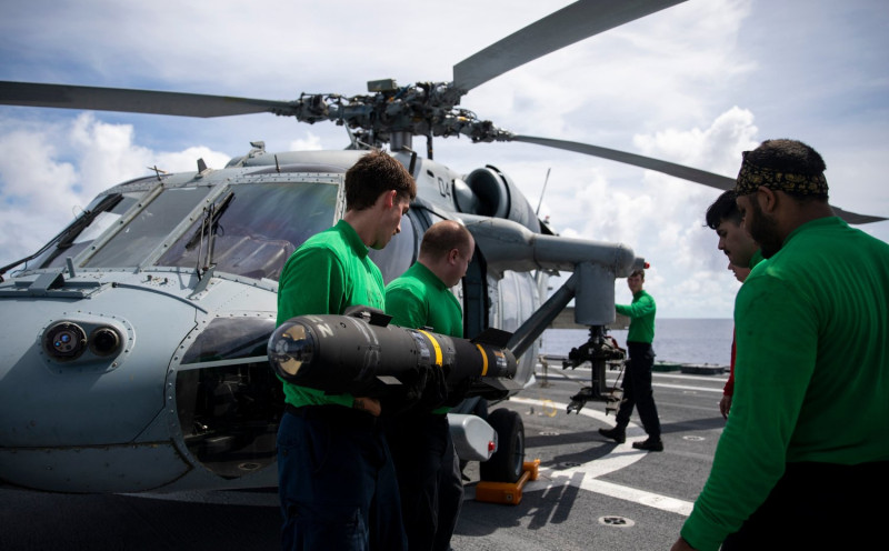 「杜爾沙號(LCS-16)」為「MH-60S騎士鷹」直升機整補掛彈。   圖：翻攝U.S. Pacific Fleet臉書