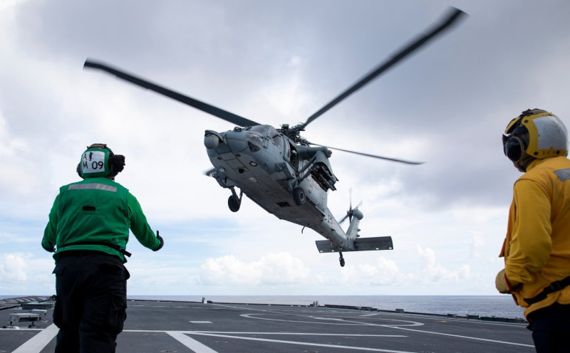 「MH-60S騎士鷹」直升機完成整補掛彈後起飛升空。   圖：翻攝U.S. Pacific Fleet推特