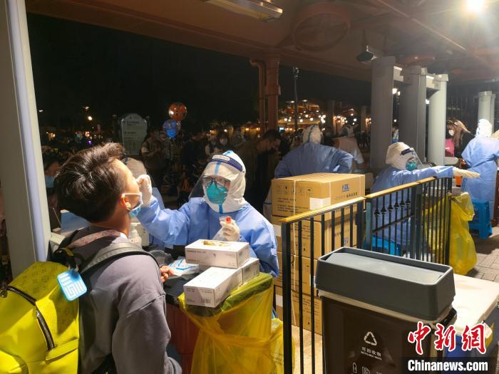 上海迪士尼臨時通知曾有確診者入園，遊客必須做完PCR才可離開。   圖：翻攝自中新網