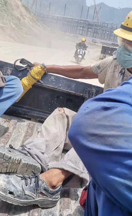 在印尼工作的中國勞工工作環境差，職災頻傳。圖為一名穿著破鞋子在塵土飛揚中工作的工人。   圖：翻攝自鳳凰周刊