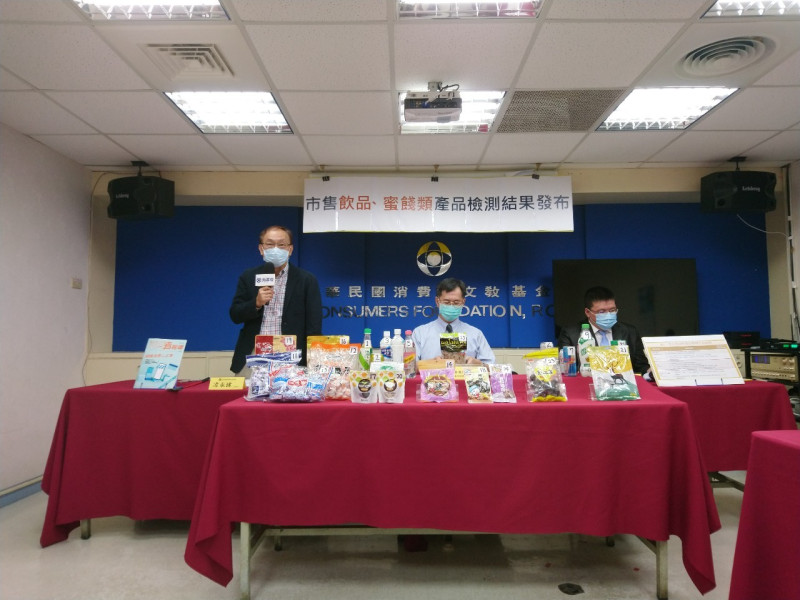 消基會表示，抽檢10件市售無糖、低熱量飲料，全數含有1至3種甜味劑。   圖：消基會／提供