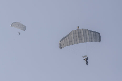 印度陸軍傘兵在中印邊境海拔超過 14,000 英尺的空降區進行空降演習。   圖：達志影像/美聯社