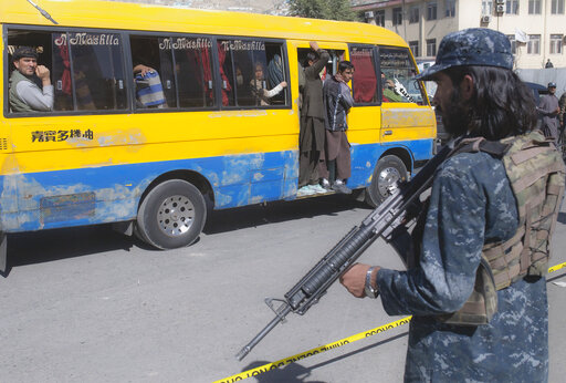 喀布爾上個月中才遭遇一起炸彈攻擊，塔利班武裝部隊駐守在現場。   圖：達志影像/美聯社