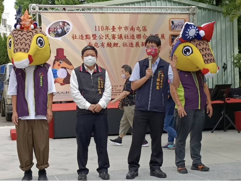 台中市南屯區吉祥物只戴頭套就亮相，被議員批評是敷衍了事。   台中市議員江肇國/提供