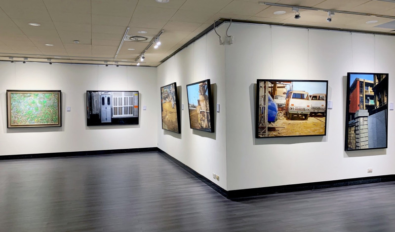 「時代風景-譚國智2021油畫作品展」創作題材多元，展覽含括43件最早期至最新的作品。   圖：新北市文化局提供