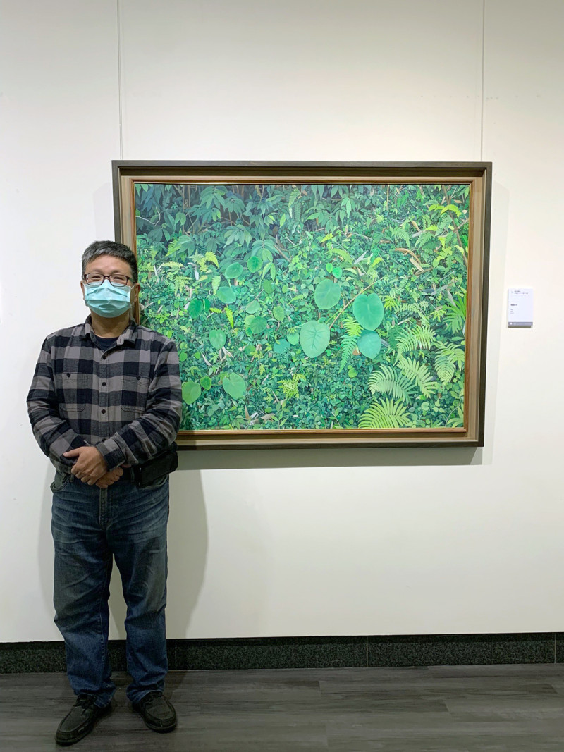 藝術家譚國智與最新「地景系列」合照，圖為《地景09》。   圖：新北市文化局提供