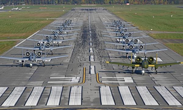 馬里蘭州美軍基地3日演習中有16架A-10C雷霆二式攻擊機展開「大象漫步」。   圖：翻攝美軍《DVIDS》網站