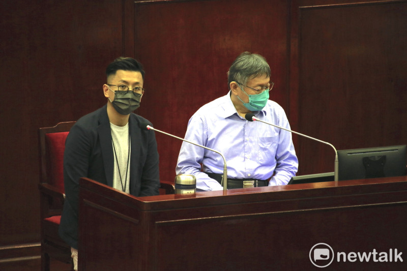 台北市長柯文哲（右）、台北市副發言人魏佑任（左）今於台北市議會備詢。   圖：周煊惠 / 攝