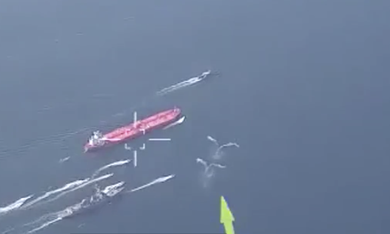 為爭奪油輪(中間紅色船隻)，美軍艦 (右下方) 與伊朗革命衛雙方距離甚近。   圖：擷取自環球網