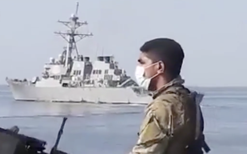 美國與伊朗關係緊張，圖為一名伊朗革命衛隊站在機槍旁邊，監視著美國軍艦。(資料照片)   圖：擷取自環球網