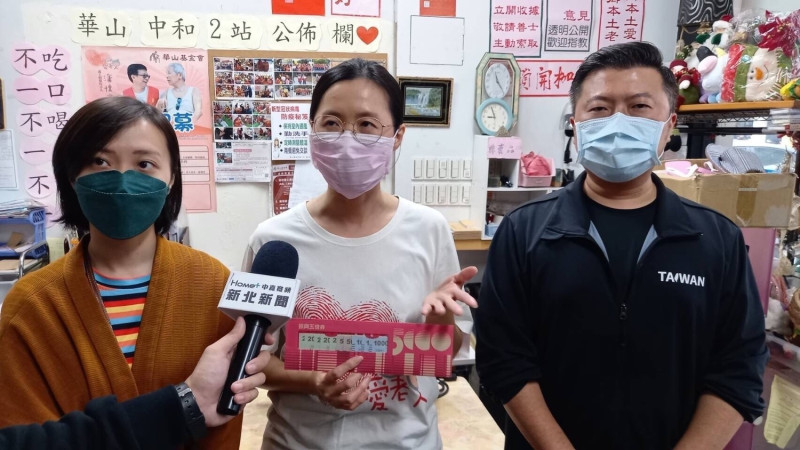 張志豪捐贈五倍券，讓弱勢獨老長者感受到五倍溫暖、五倍幸福。   圖：張志豪提供