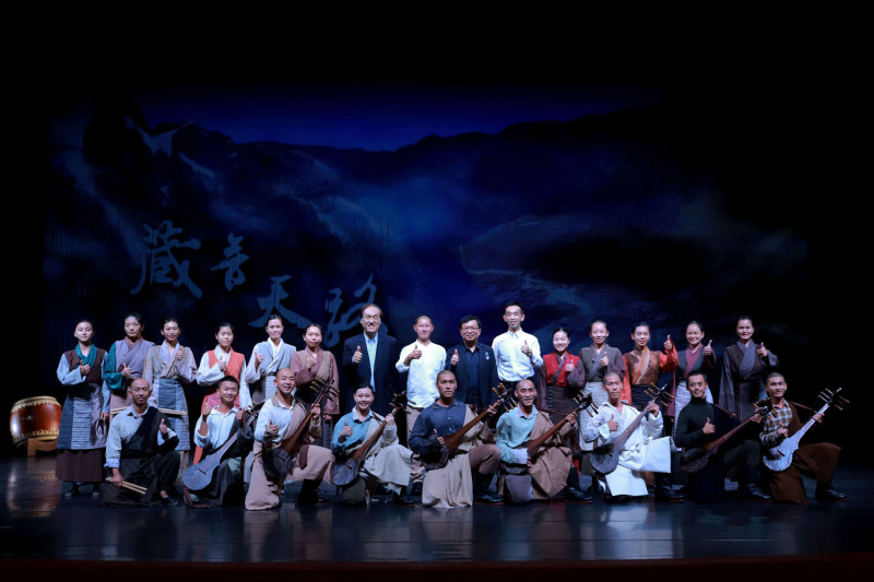 文化部次長李連權（後排左9）、蒙藏文化中心主任海中雄（後排左7）、國父紀念館館長王蘭生（後排左10）、優人神鼓藝術總監黃誌群（後排左8）與表演團隊合影。   圖：文化部提供