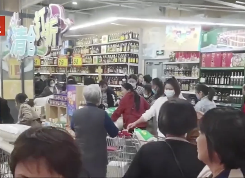 受到糧荒疑慮，中國人民近日發生搶購潮。   圖：擷取自極目新聞