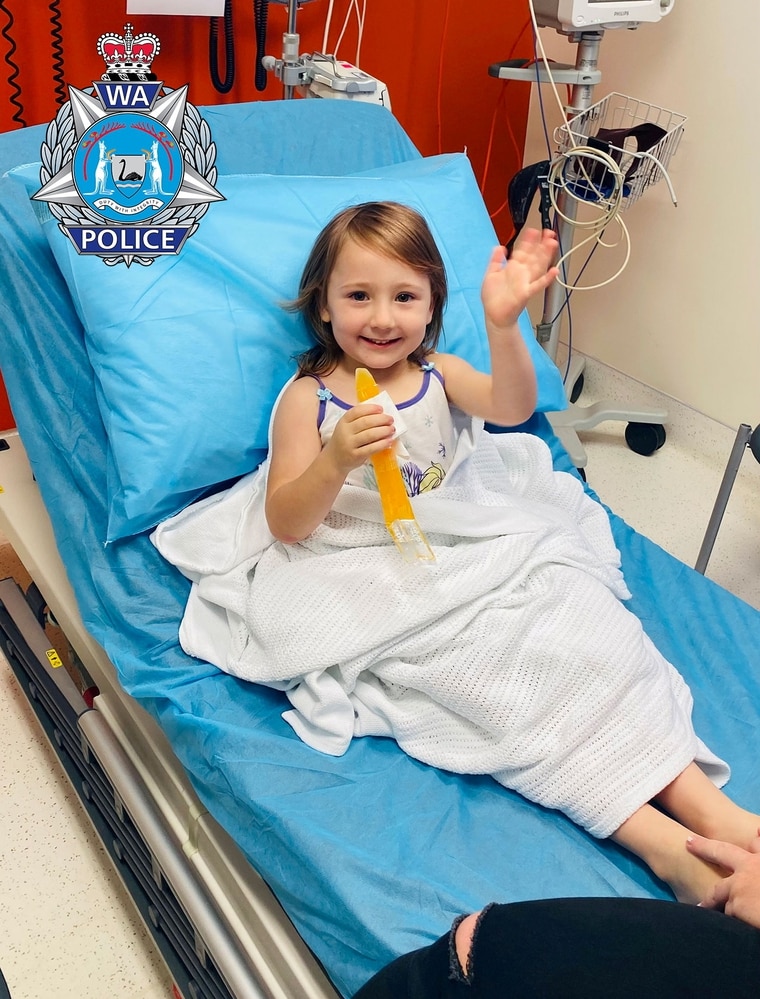 失蹤18天的澳洲4歲女童克莉歐，3日獲救後在醫院接受檢查休養，面帶笑容朝鏡頭揮手。   圖：擷取自西澳大利亞州警局網頁