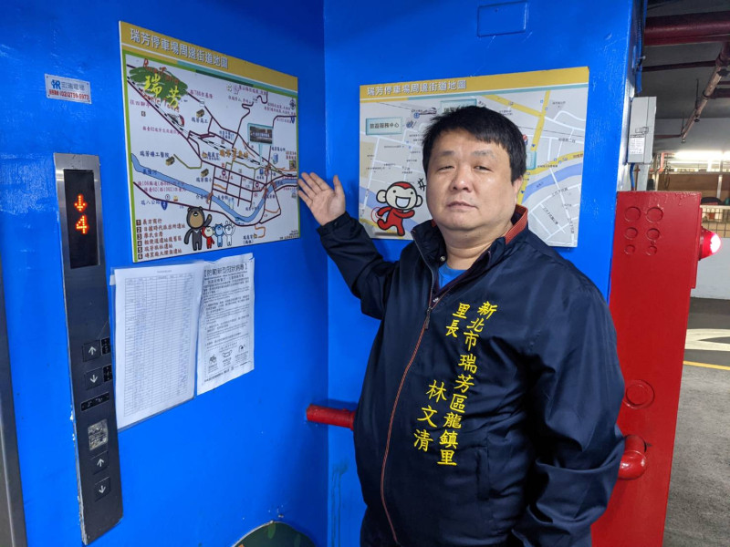 為增加遊客對瑞芳道路的識別度，林文清繪製自駕版及大眾運輸版的詳細地圖供遊客參考。   圖：新北市民政局提供