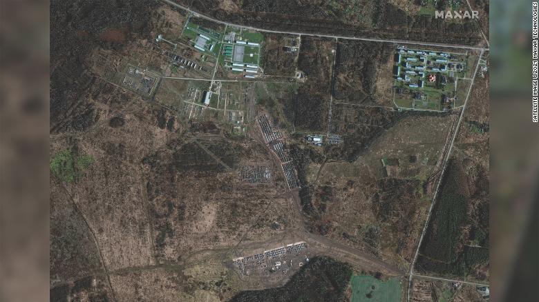 Maxar 於 11 月 1 日收集了高分辨率衛星圖像，顯示俄羅斯西部葉利尼亞北部邊緣存在地面部隊。   圖 : 翻攝自MAXAR衛星影像
