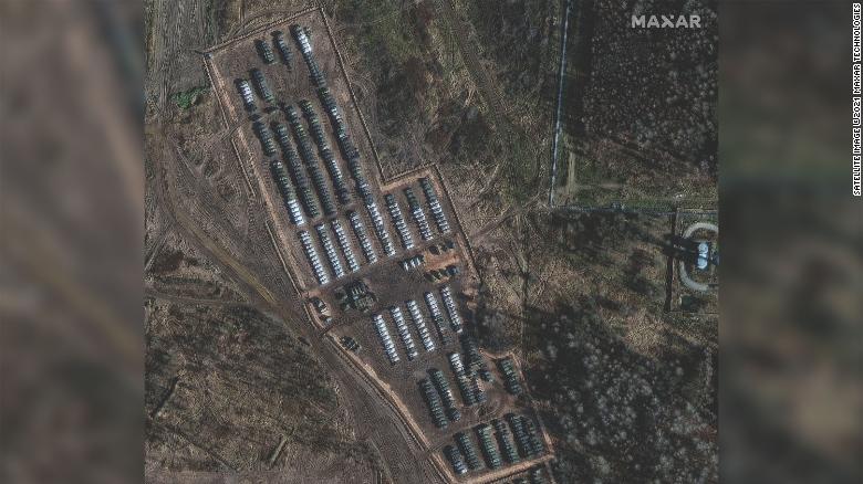 俄羅斯靠近烏克蘭邊界的葉爾尼亞的裝甲部隊和支援設備的近景。根據報導，俄羅斯在烏克蘭邊境屯兵高達17萬人。   圖 : 翻攝自MAXAR衛星影像