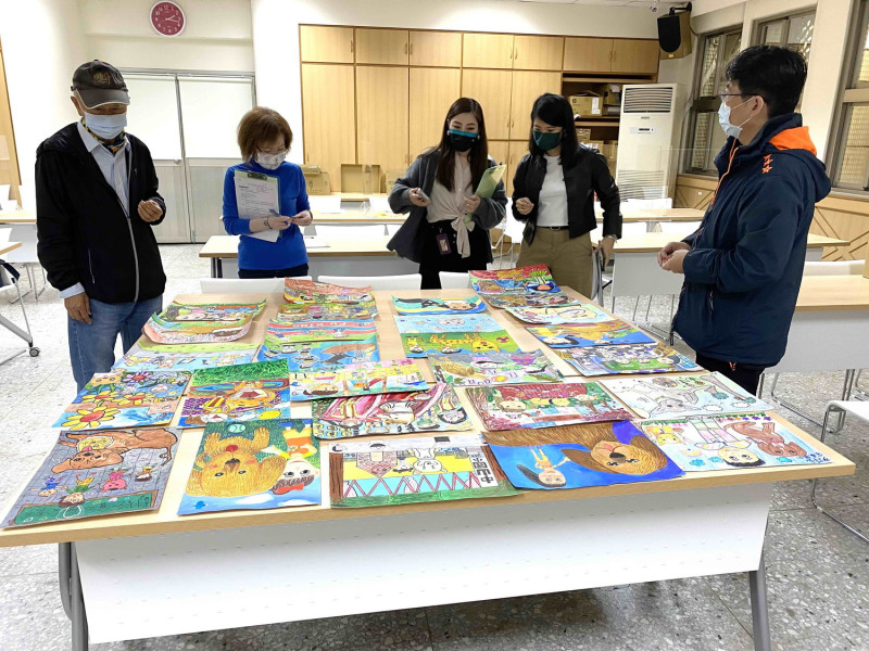 新北市畫出你心中的校園犬寫生徵選，共47間學校、528件作品投件。    圖：新北市動保處提供