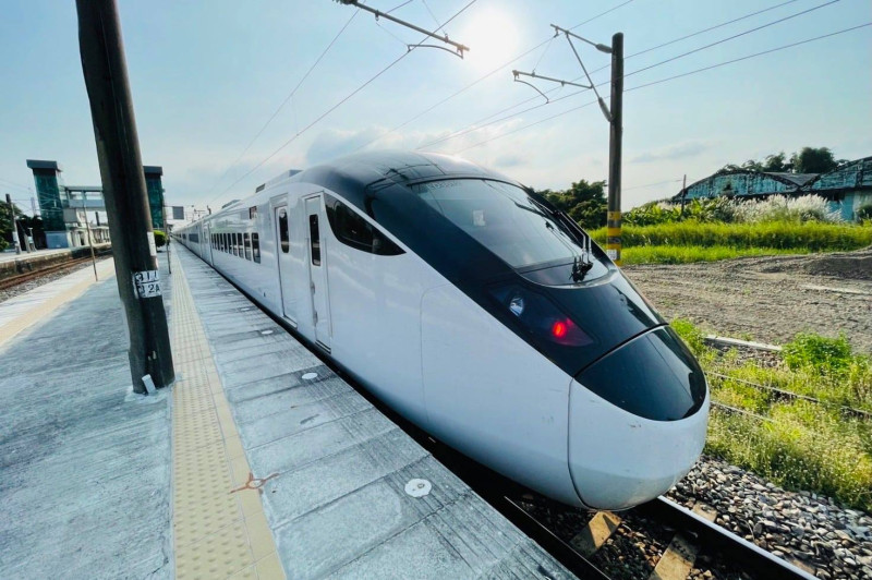 台鐵新購EMU3000型自強號列車，預計年底上線營運。   圖：翻攝自交通部臺灣鐵路管理局 TRA臉書