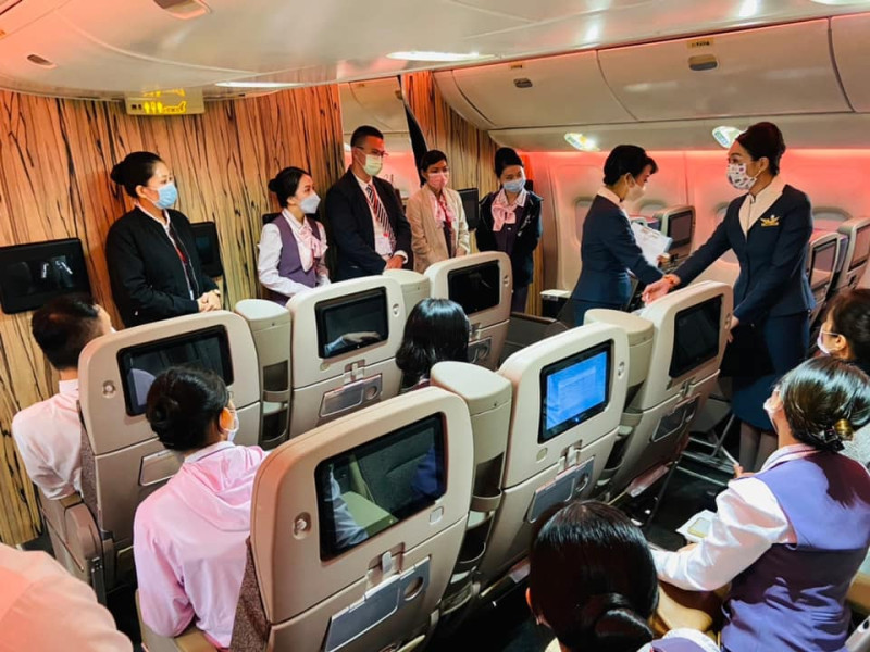 台鐵局為提升EMU3000自強號的車勤服務，委請中華航空提供商務艙旅客服務訓練課程。   圖：翻攝自交通部臺灣鐵路管理局 TRA臉書