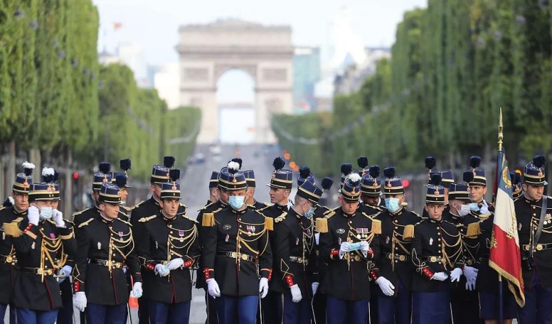 2020年7月14日，士兵參與法國國慶閱兵式。   圖：翻攝自中國「人民視覺」