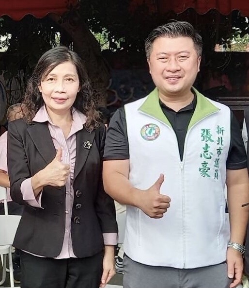 積穗國中今年首度頒發傑出校友，新北市議員張志豪、檢察長俞秀端都是其中之一。   圖：張志豪服務處／提供