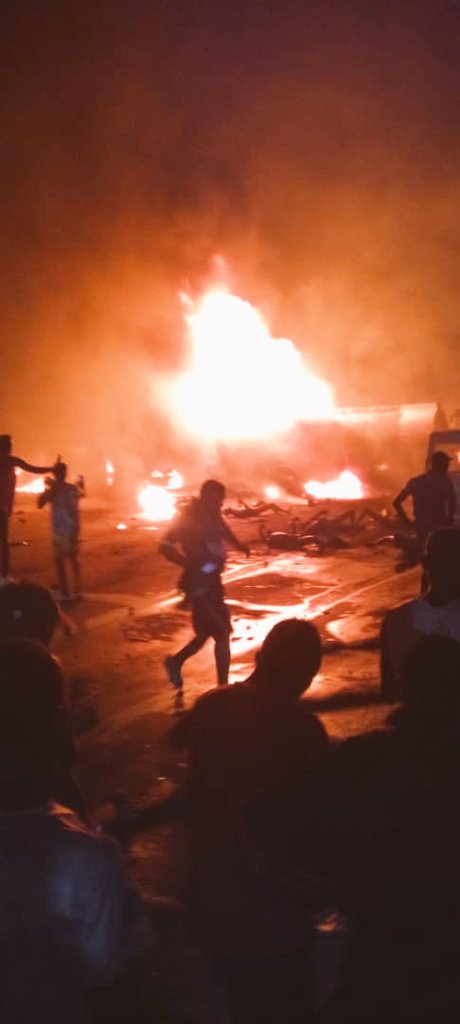 自由城發生油罐車爆炸事故，造成至少84人死亡，事故現場火光四射。   圖：翻攝自@LamranaAmadu推特