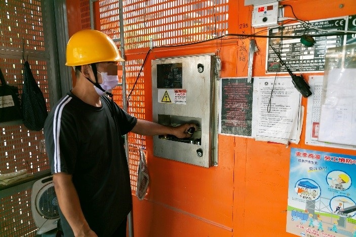 阿順考上證照，在工地操作2500公斤工地電梯得心應手。   圖：新北市勞工局/提供