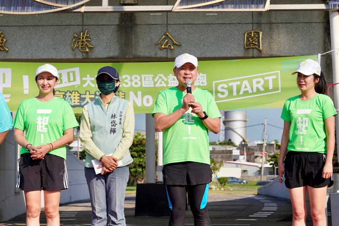 趙天麟(右二)起跑前不忘宣傳公投4個不同意。 圖:趙天麟服務處/提供