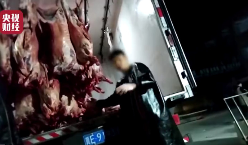 中國官媒央視今年3月在315晚會，爆出河北滄州青縣出現部分經銷商販售瘦肉精羊肉，已經流向多地。   圖：翻攝自央視財經影片