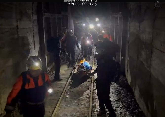 一名女子在嘉義縣阿里山登山步道跌落10米橋下，救難人員以鐵道板車救援。   圖：嘉義縣消防局/提供