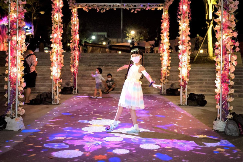 嘉義市「2021光織影舞－光影藝術展」有互動投影遊戲。   圖：嘉義市政府/提供