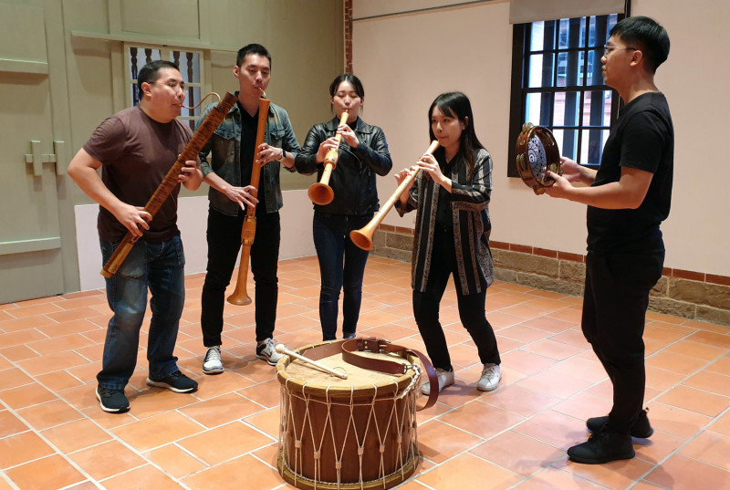 巴洛克室內樂團「微光古樂集」帶大家認識文藝復興時期的樂器與樂曲，感受巴洛克舞樂交融的盛況。   圖：新北市立圖書館提供