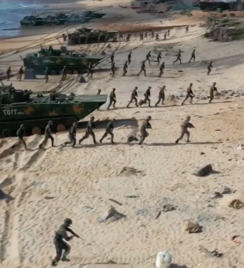 以渡海佔領島嶼為作戰主軸，解放軍兩棲步戰車實戰演練，模擬攻台作戰。   圖：翻攝第一軍視微博