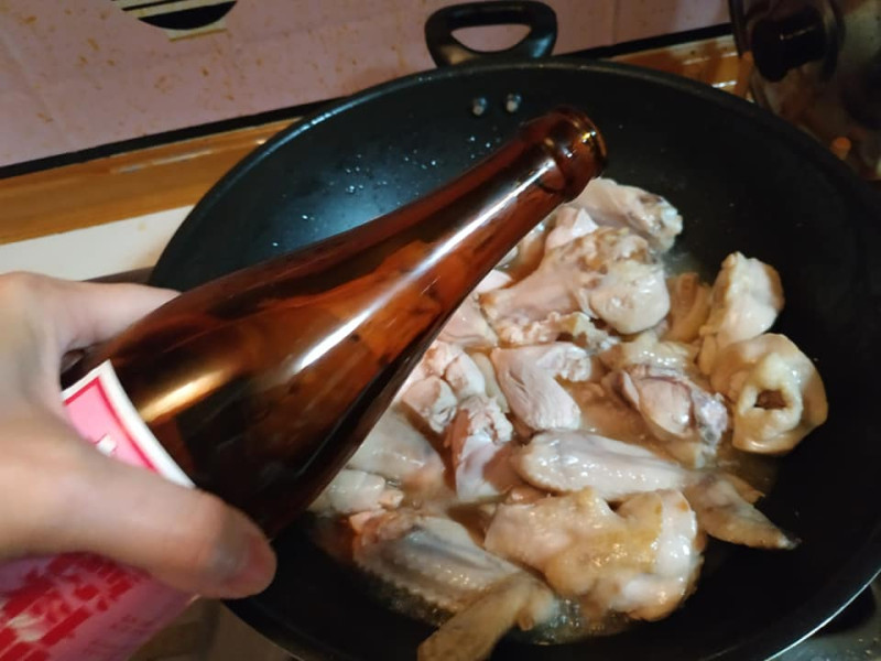 主婦分享南投版麻油雞，讓婆媽大讚超好吃。   圖：翻攝自《健康生活 親下廚》臉書社團