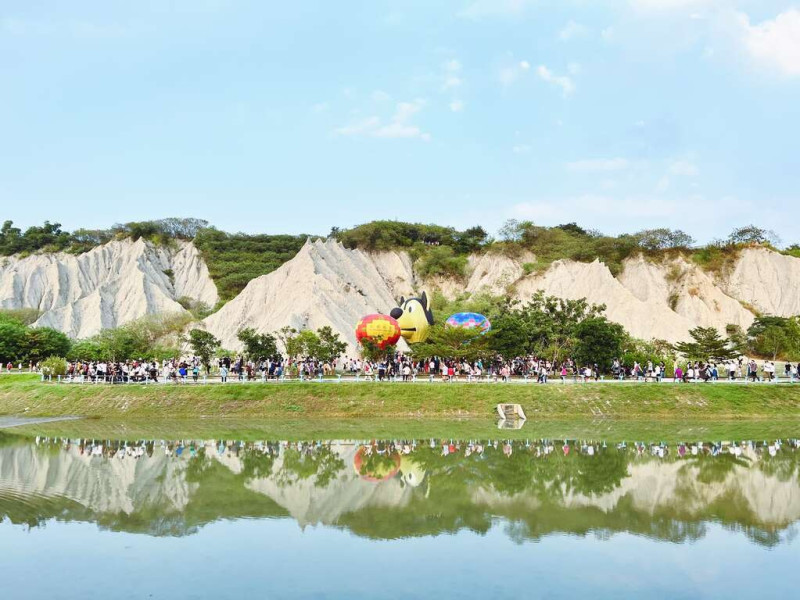 田寮月世界熱氣球夯爆！吸10萬遊客朝聖。   圖：高雄市政府／提供
