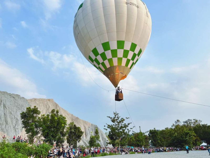 田寮月世界熱氣球升空。   圖：高雄市政府／提供