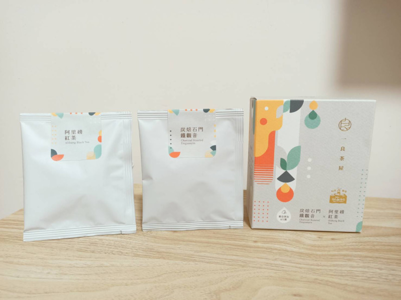 青春山海線合作店家石門一良茶屋，今年推出特色新品的「阿里磅紅茶」及「炭焙鐵觀音」茶包組合。   圖：新北市經發局提供