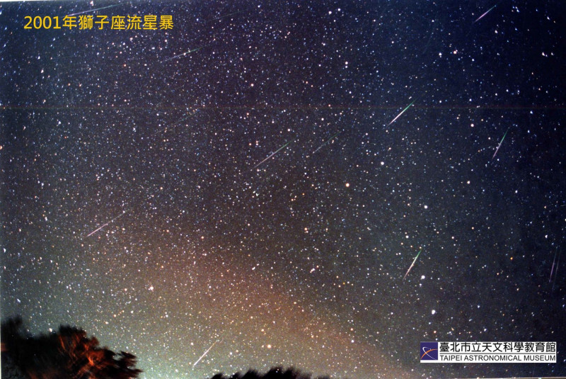 獅子座流星雨，今年可能在11月19日前後出現每小時200顆以上的盛況(圖為2001年獅子座流星暴)。   圖：台北天文館／提供