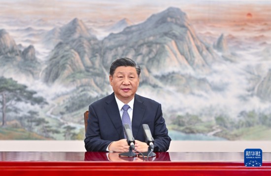 中國國家主席習近平今(11日)以視訊方式，向亞太經合組織（APEC）工商領導人峰會發表題為《堅持可持續發展 共建亞太命運共同體》的主旨演講。   圖 : 翻攝新華社