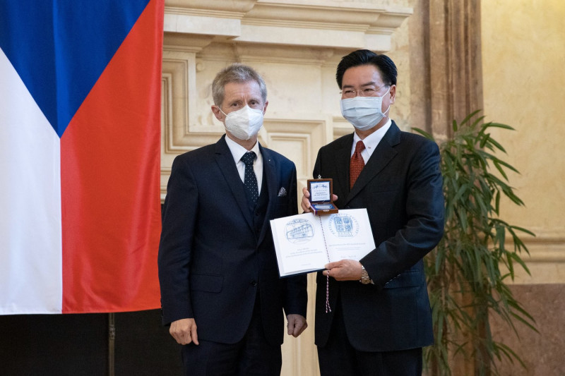 捷克參議長韋德齊（右）接待外交部長吳釗燮（左）赴捷克參議院訪問。   圖：擷取自捷克參議院推特（資料照）