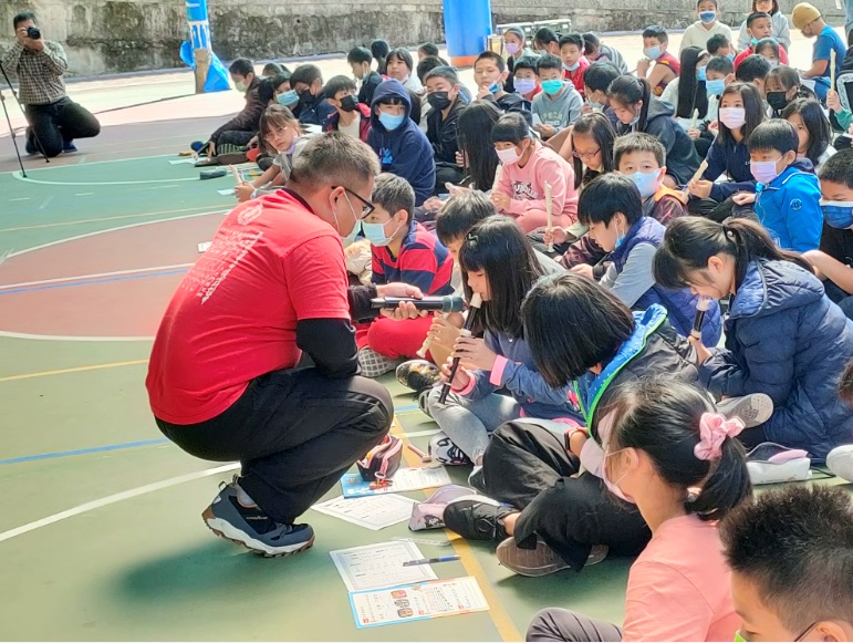 現場學童使用直笛練習吹奏工尺譜，感受臺灣傳統音樂豐富多元的魅力。   圖：新北市文化局提供