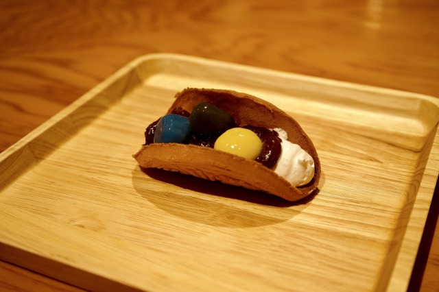 煎餅放入鮮奶油與彩色湯圓的捲餅夾心吃法，嚐鮮又不失創意。   圖：東京觀光事務所台灣辦事處／提供