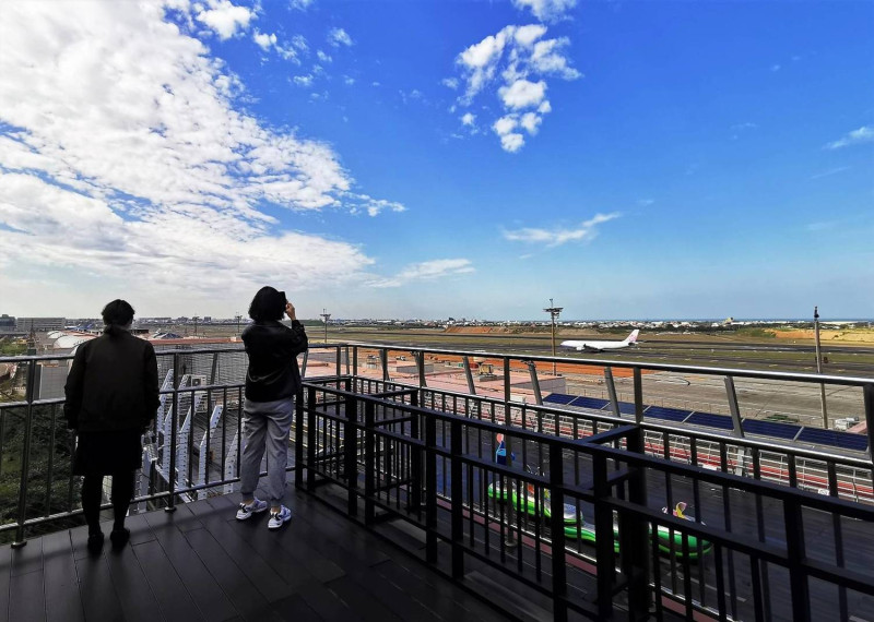 桃機第2航廈戶外觀景台今日重新開放。   圖：桃園機場公司／提供