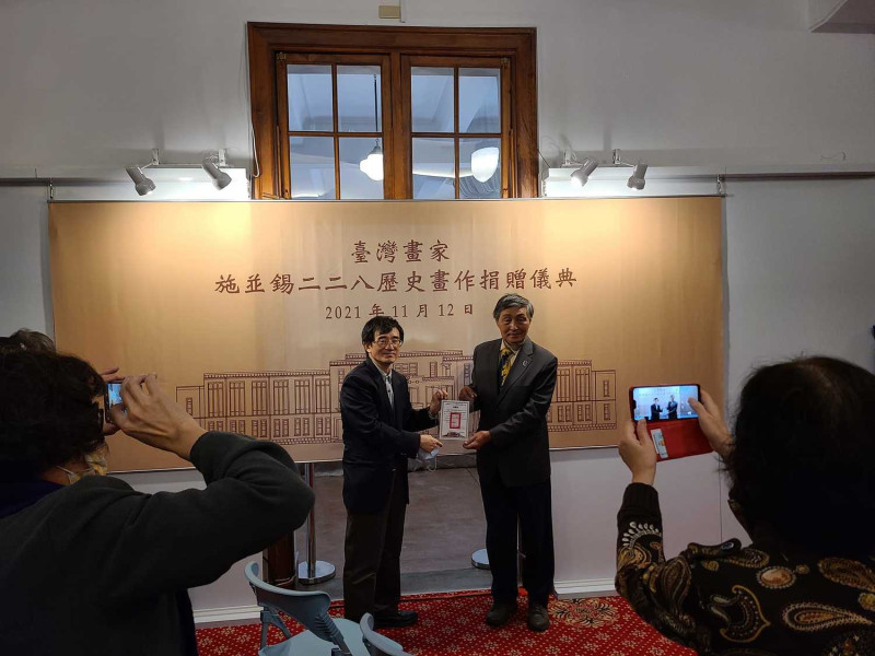 二二八事件紀念基金會今天舉辦「台灣畫家施並錫二二八歷史畫作捐贈儀典」。（圖左薛化元、圖右施並錫）   圖：楊振隆提供