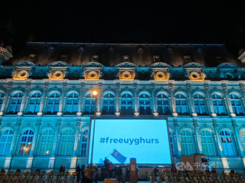 11月12日為東突厥斯坦共和國獨立紀念日，在法國籍歐洲議員格魯克斯曼推動下，巴黎市政府與多個歐洲城市12日晚上串聯點燈。圖為巴黎市府外牆投影維吾爾代表色藍色，並在巨型投影幕上寫下「自由維吾爾」。   圖/中央社