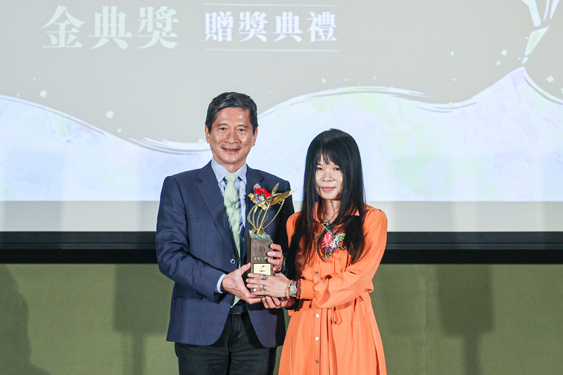 2021台灣文學獎「金典獎」13日在新北市舉行贈獎典禮，年度大獎由作家鍾文音（右）獲得，文化部長李永得（左）親自頒獎表揚。   圖：中央社提供
