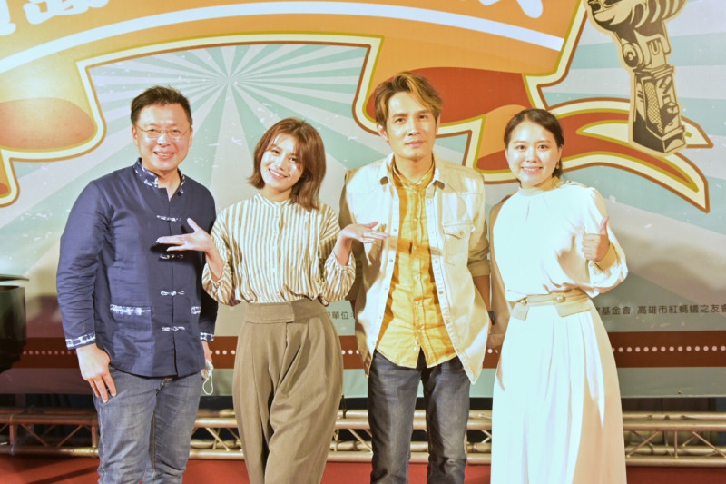 趙天麟、朱海君、羅文裕、李庭慧(左至右)與美濃民眾同樂。   圖：趙天麟服務處提供