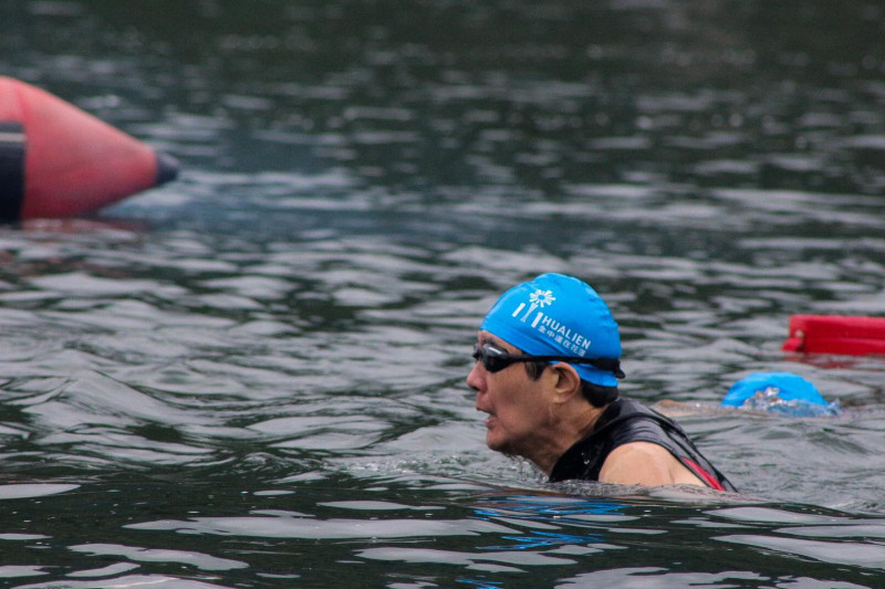 前總統馬英九14日參加「花蓮太平洋鐵人三項錦標賽」，圖為他正在進行游泳賽程。   圖：擷取自馬英九臉書